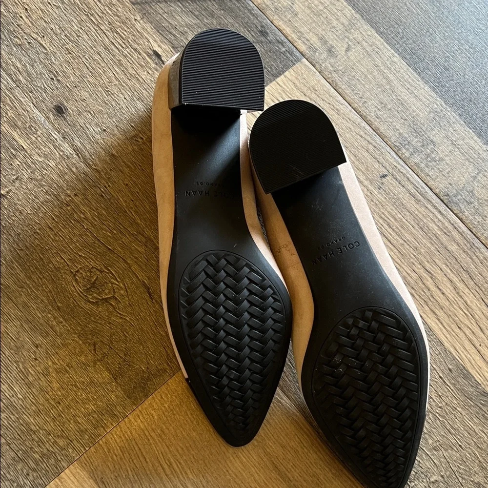 COLE HAAN size 8 tan shoe with black heels and toe These are suede - Picture 5 of 5